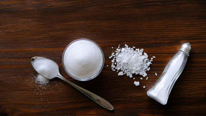 Sử dụng muối làm sạch vết ố bẩn.