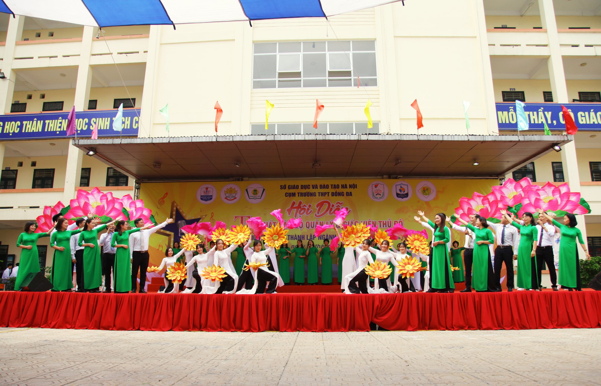 Trường thường xuyên tổ chức các hoạt động ngoại khóa.